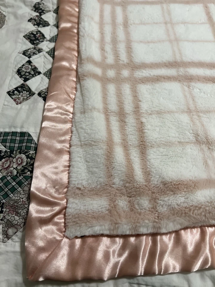 Manta Minky Blanco Rosa Satinado Sherpa Lovey Usada en Excelente Condición Foto 2 de 4