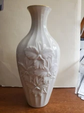 Lenox USA Vintage Ivory China Bud Vase Leaf Pattern 7.5 “ -GOLD TRIM / Excellent