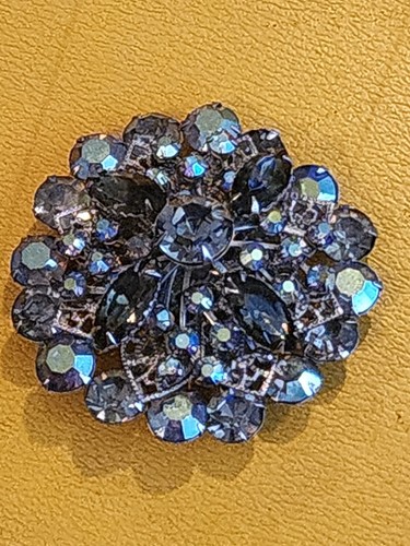 Broche de diamantes de imitación abovedados azules Navettes AB Chatons de colección - Imagen 4 de 6