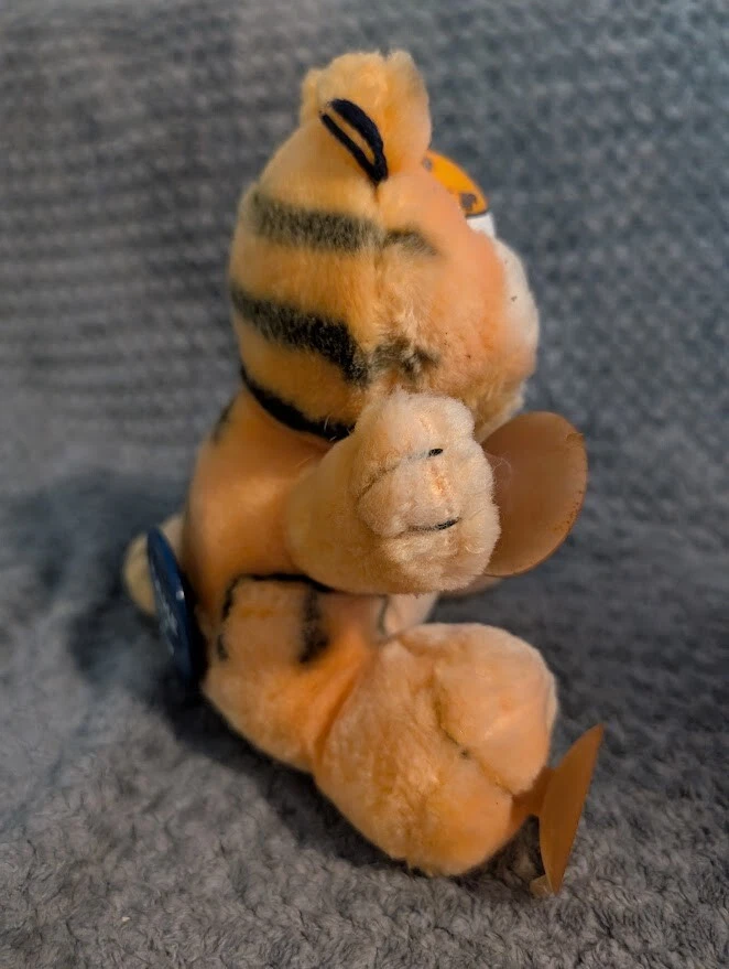Vintage 1981 Garfield “Stuck On You” Suction Cup Plush with “Make My Day” Pin - Image 2 of 4