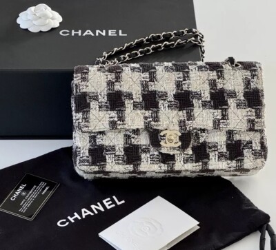CHANEL Timeless Classic / Double Flap - Tweed-Boucle, Medium
