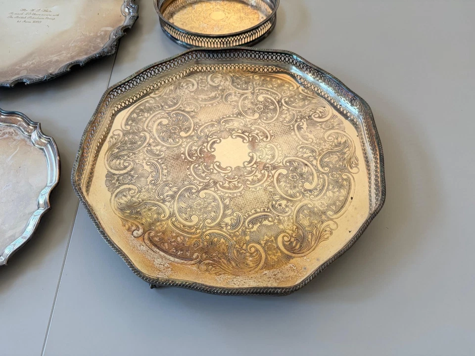 ♛ Vier runde englische Tabletts - versilbert auf Kupfer - 4er LOT - ungeputzt ♛ - Bild 2 von 4
