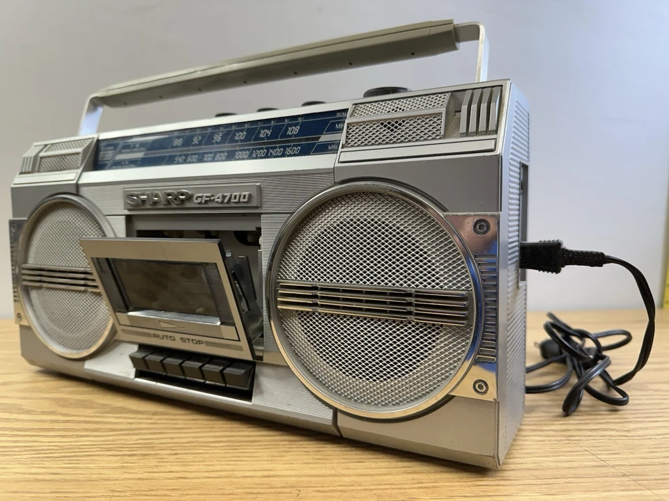 Radio casete estéreo boombox Sharp GF-4700 plateado años 80 PROBADO Foto 2 de 4