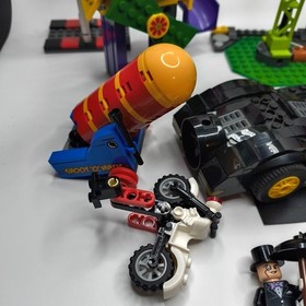 LEGO 76035 DC Comics Super Heroes Jokerland 95% complete. W Minifigures 