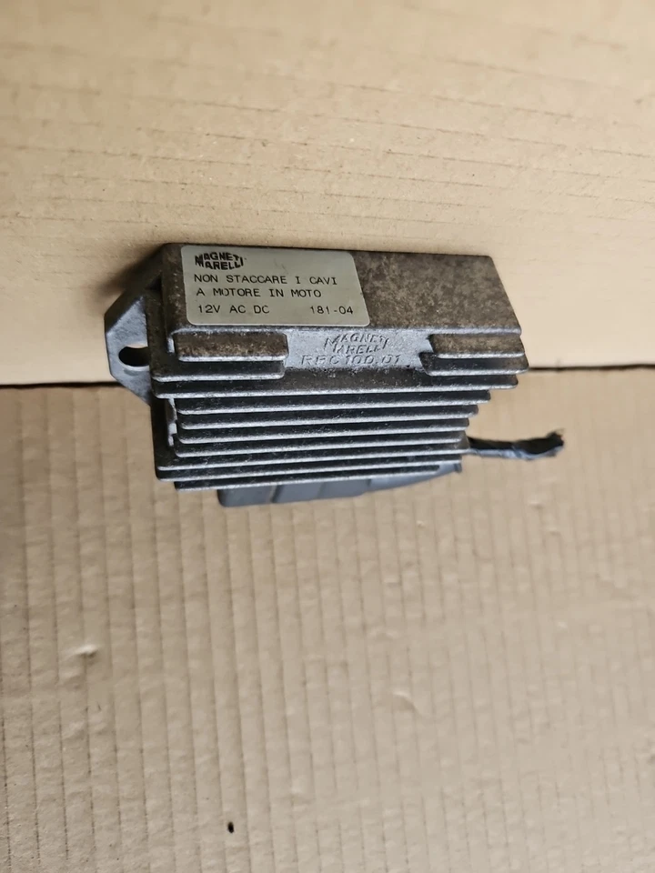 Vespa Piaggio ET2 50CC REGULADOR DE VOLTAJE RBC100.01 Magneti Marelli 2004 Foto 2 de 4