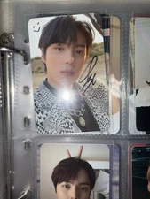 monsta x sells Minhyun sign photocard poca