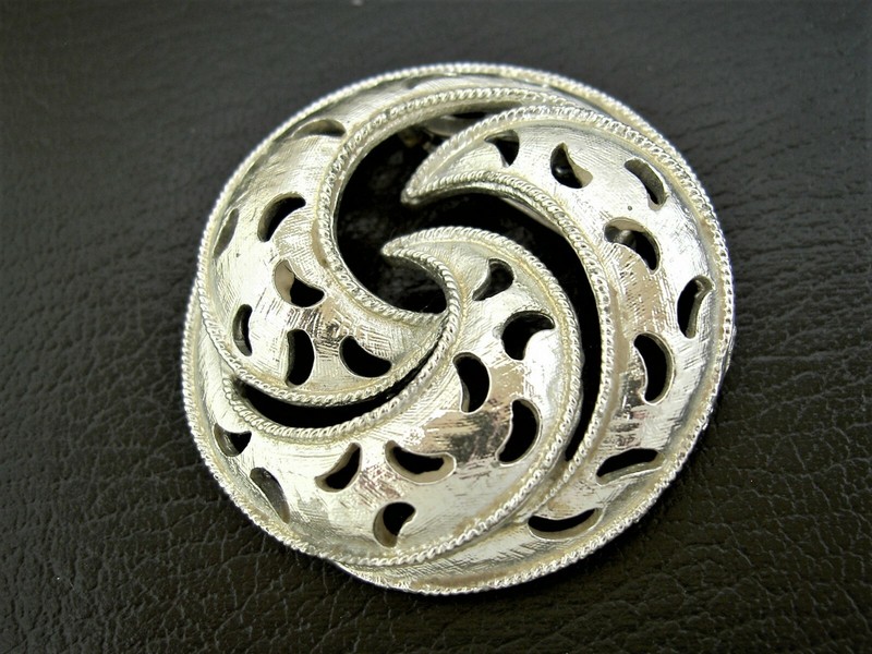 VINTAGE CARVED CRESCENT MOONS SWIRLED CIRCLE WHITE GOLD PLATE PIN BROOCH-1.9"