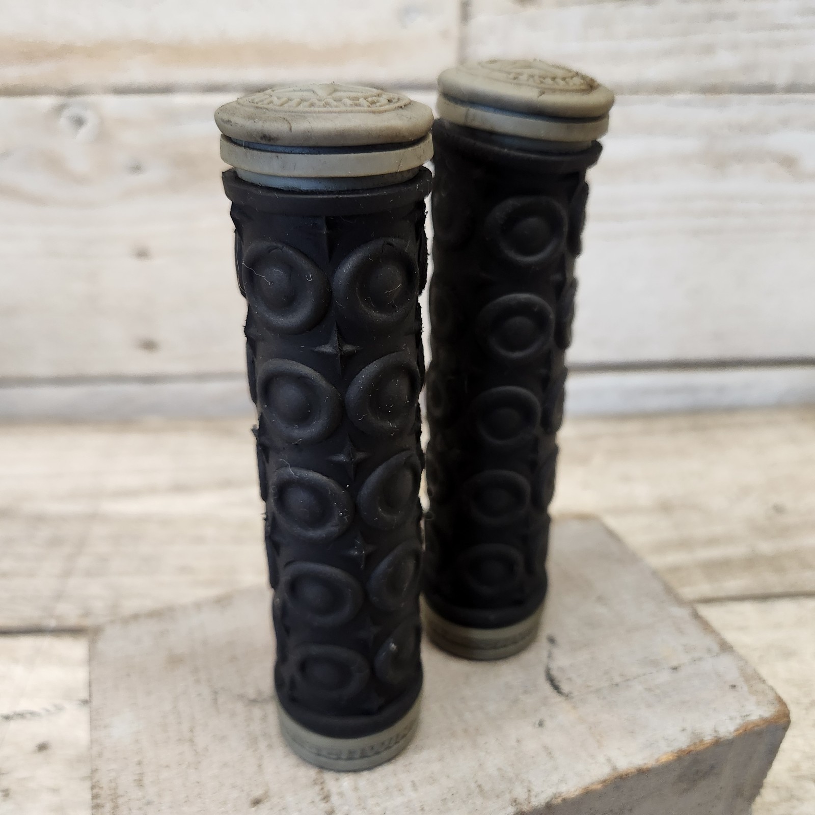 2001 Schwinn Mountain Bike BMX Grips Black Grey 22.2mm Colorado Homegrown Mesa