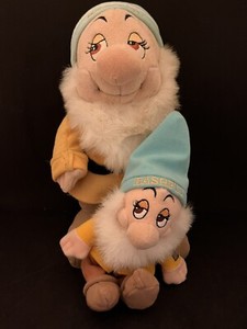 Disney Store Bashful Dwarf Of Snow White & The Seven Dwarfs Plush And Beanie Toy