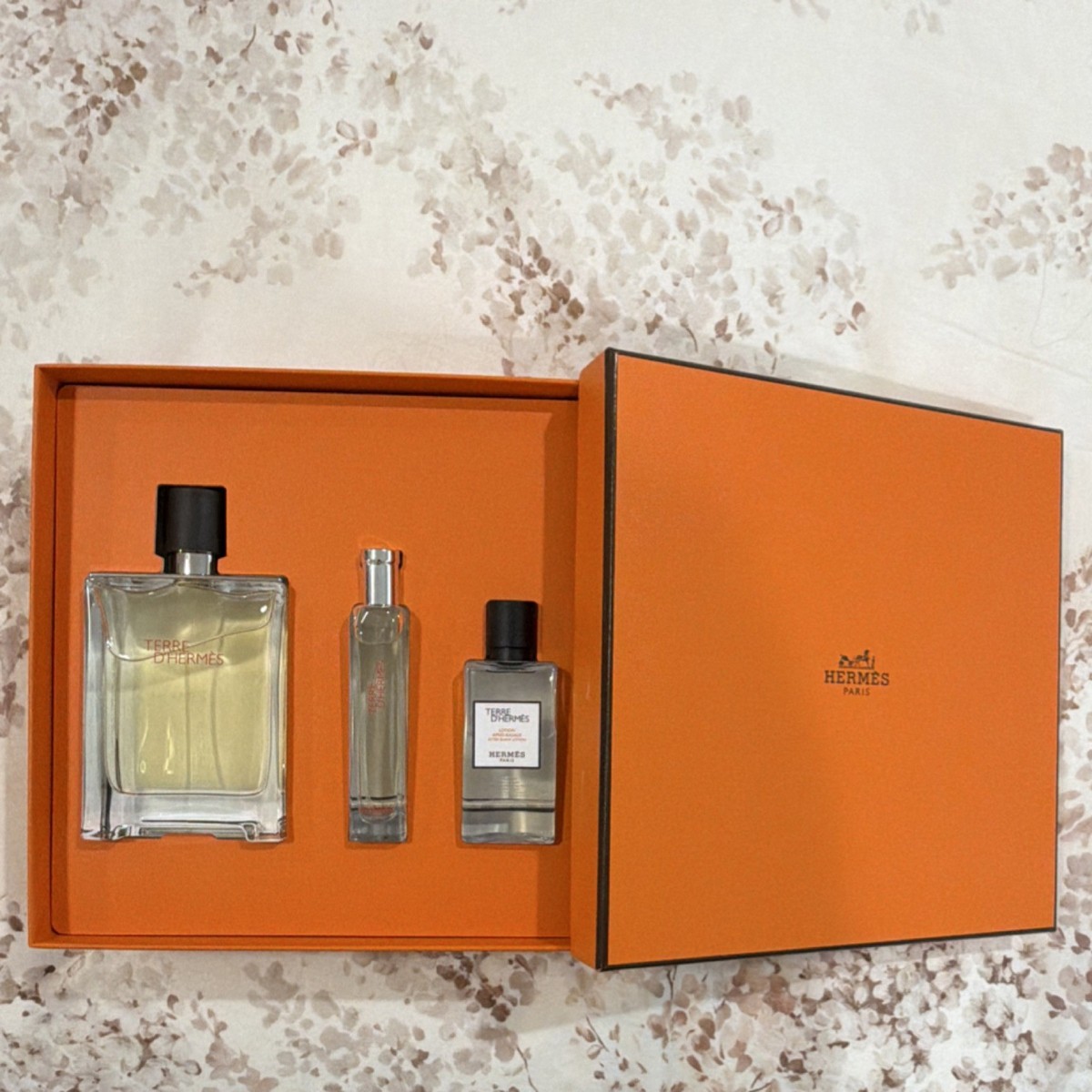 Hermès 香水　Terre d'Hermès 3点セット　ギフト箱 HERMÈS Terre d'Hermès Fragrance Gift Set with Three Bottles in