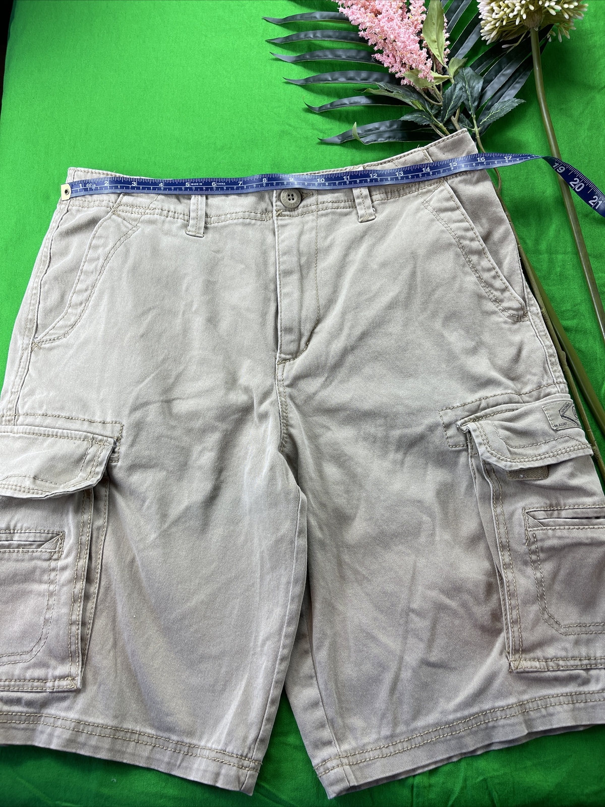 Union Bay Men’s Beige Khaki Cargo Shorts Size 32 Gem