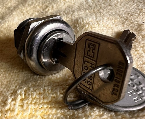 Vintage Hurd Cabinet Lock With 2 Keys ~ BH 002 ~ USA - Picture 5 of 11