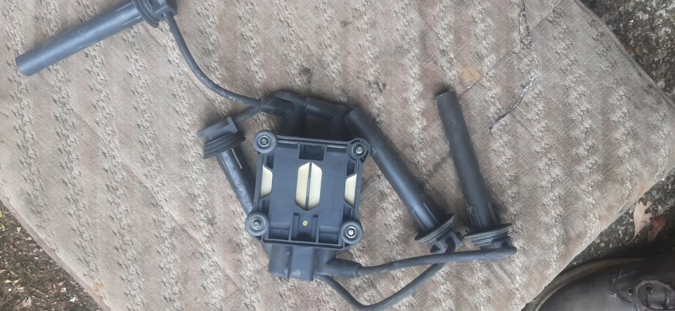 Mini One - Cooper R50 R52 2006 Spark distributor With Spark Plugs  (DAMAGE PLUG) - Image 2 of 3