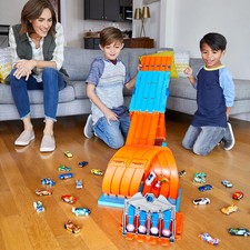 Hot Wheels Track Builder Race Crate with 2 Die-Cast Cars
