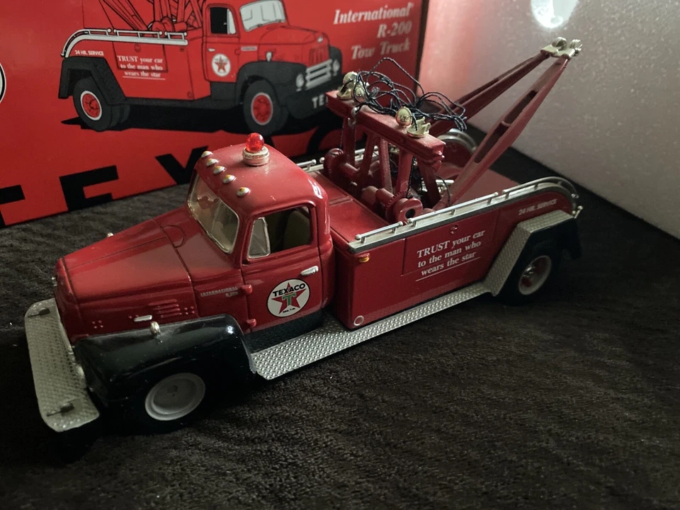 FIRST GEAR TEXACO 1957 INTERNATIONAL R-200 TOW TRUCK RED & BLACK No Box 18-2160 - Image 2 of 4