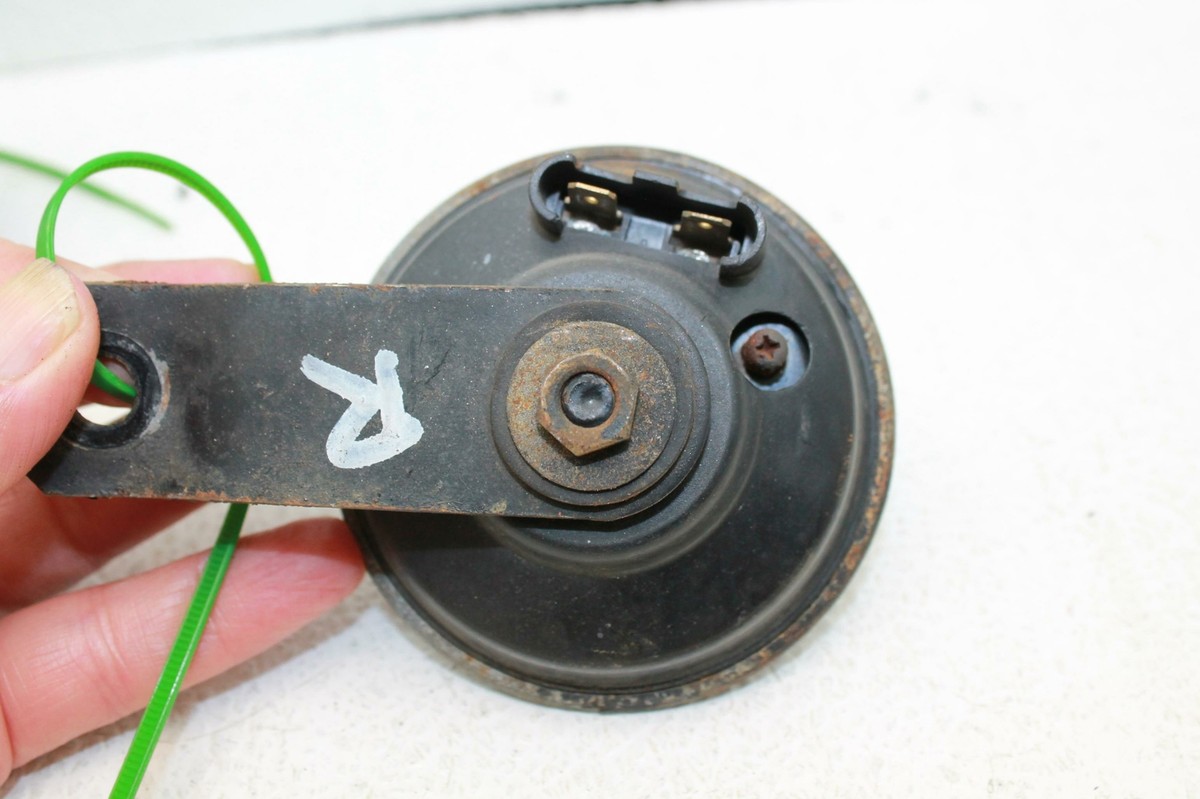 1983 1984 KAWASAKI GPZ ZX1100 (#318) HORN SIGNAL LEFT RIGHT HORN