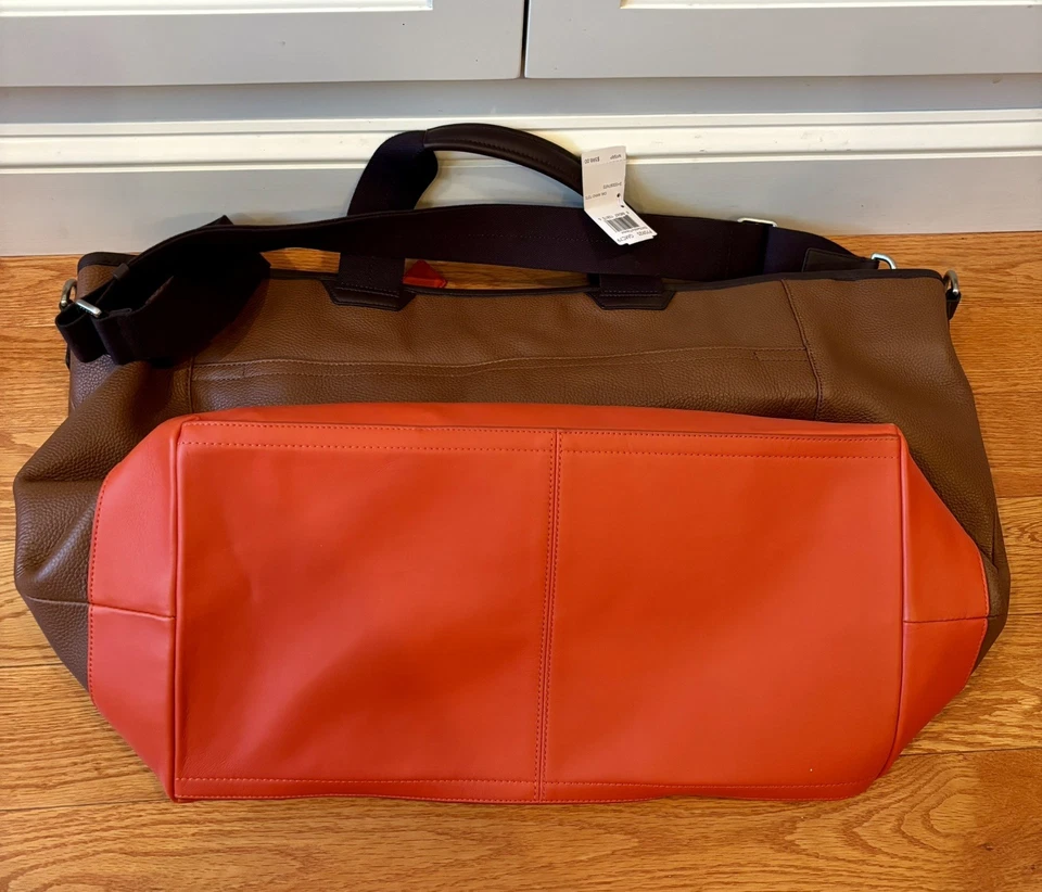 NUEVO CON ETIQUETAS COACH Para hombres CAMDEN Cuero Viaje Gimnasio Suministro Bolso 71347 GRIS/ROJO $498 Foto 4 de 4