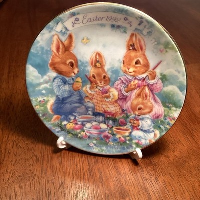 Vtg1992 Avon  Colorful Moments  Easter Plate 22k Gold Trim W/Easel Pre-Owned EUC