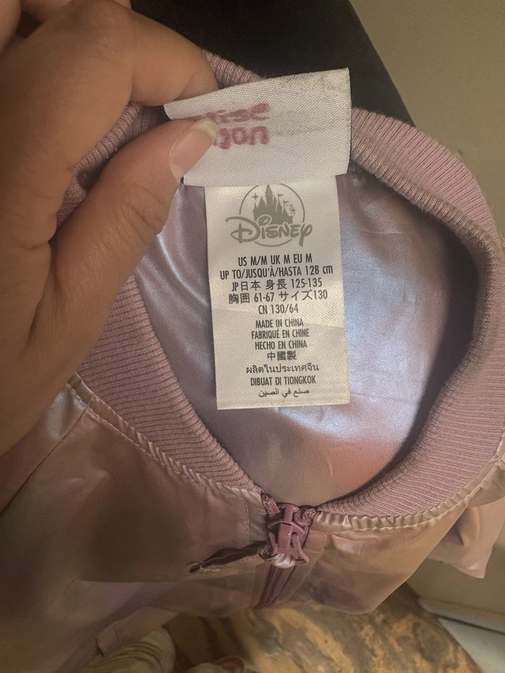 CHAQUETA DE BOMBARDERO/UNIVERSIDAD ROSA AURIDESCENTE WDW 50 ANIVERSARIO NIÑOS M Foto 3 de 4