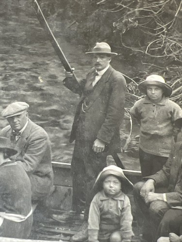 1920s 13 People wearing HATS in a ROWBOAT with Dog Photo Snapshot Vintage - Picture 5 of 13