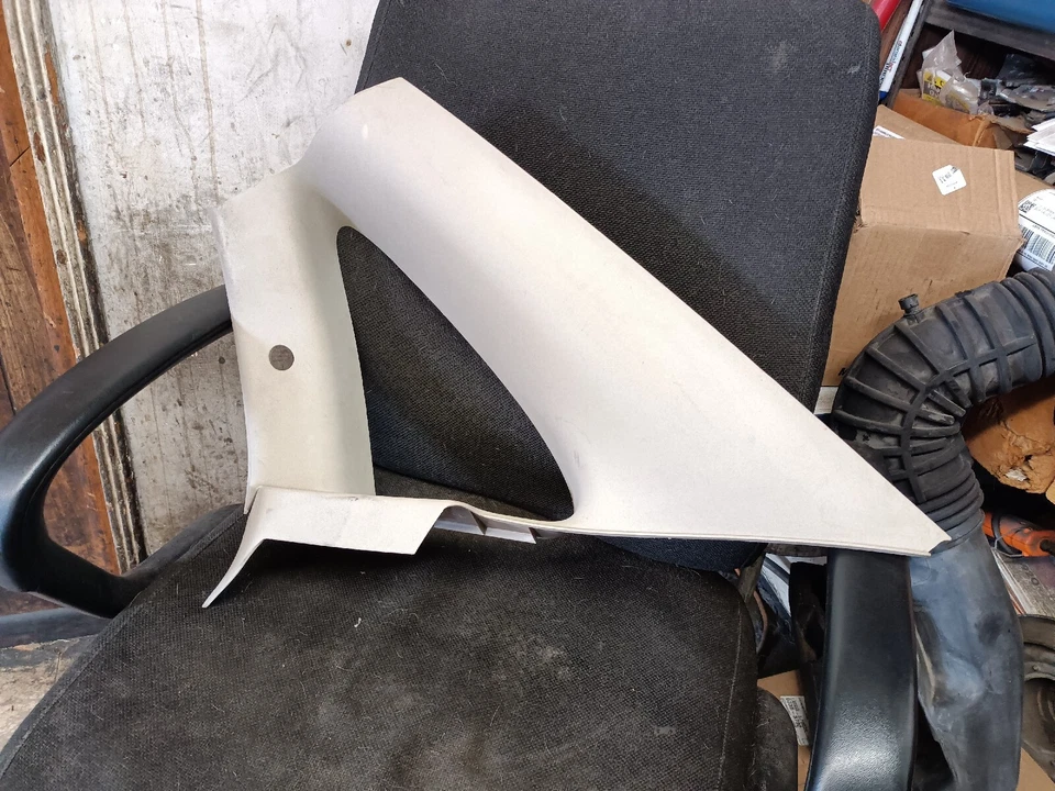 Cubierta de moldura trasera lateral paso derecho L 200 sedán L 200 OEM usada Foto 4 de 4