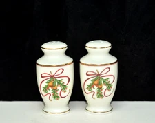 Royal Gallery, Queensberry * SALT & PEPPER SHAKERS * Christmas, Pears, EXC