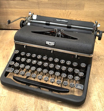 Royal Quiet De Luxe Typewriter – 1946 – Original Case – Vintage