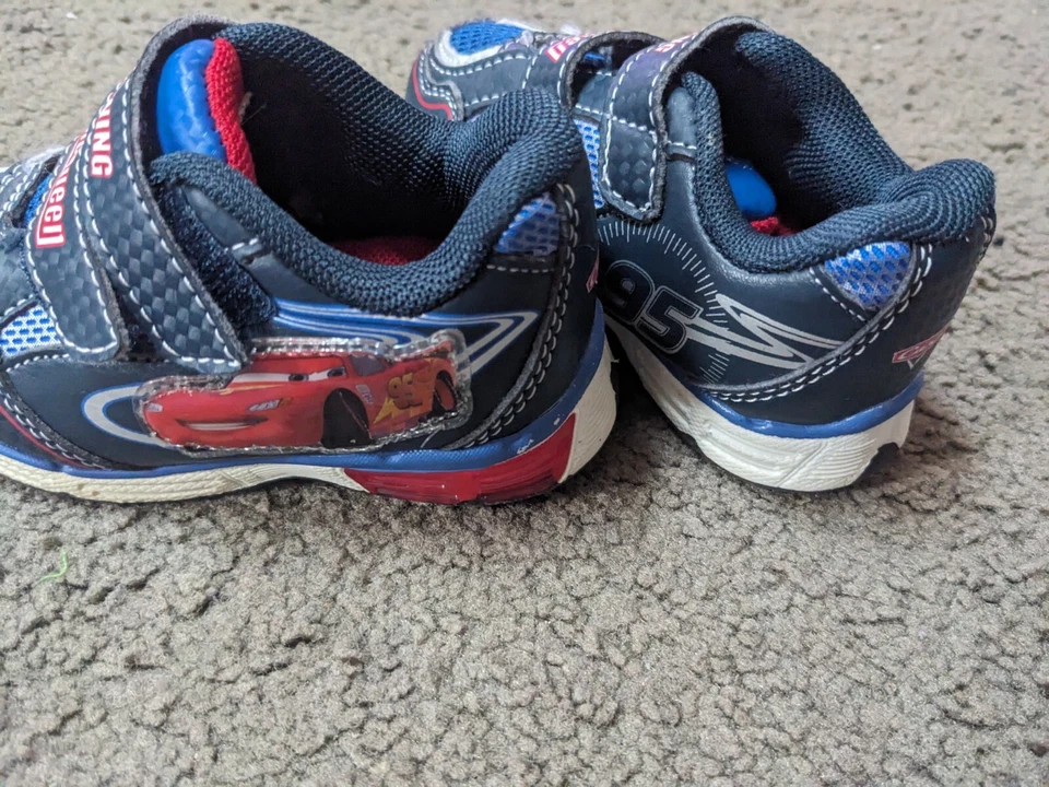 Tênis/sapatos infantis Disney/Pixar Cars Lightning McQueen tamanho 5 1/2 - Imagem 3 de 3