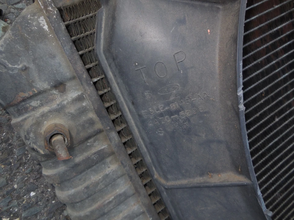 Lincoln Continental Mark VII 1985-1992 núcleo de radiador y cubierta de ventilador E5LE-8146 Foto 3 de 4