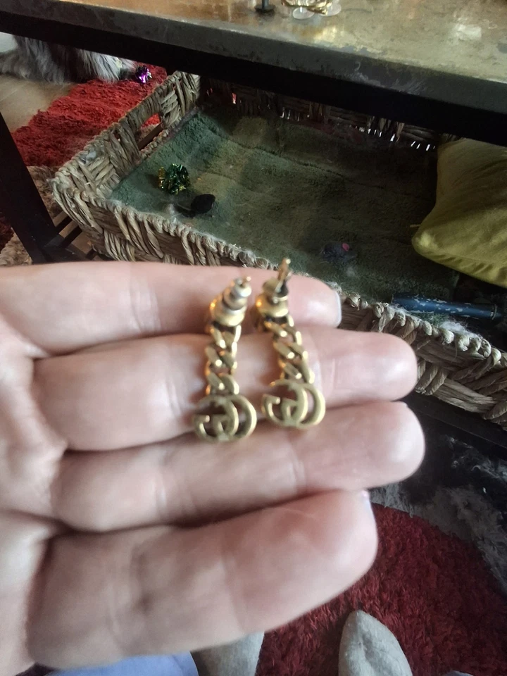 Pendientes colgantes de cristal Gucci GG Marmont en metal dorado envejecido. Foto 2 de 3
