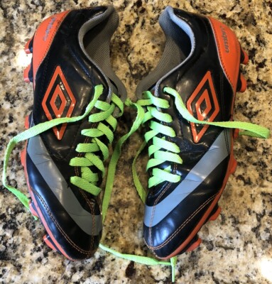 Crampons de foot moulés Umbro pour homme en promo sur
