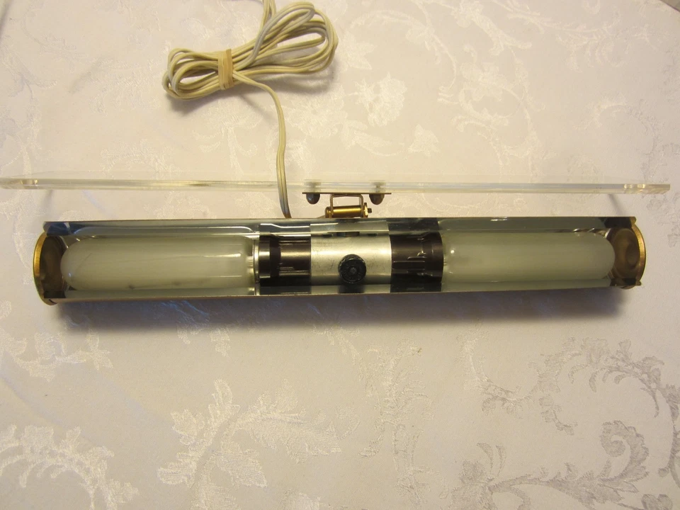 LÁMPARA DE MESA DE MÚSICA DE PIANO DE PODIO DANÉS VINTAGE DE METAL/LUCITE 15" CON AÑOS 50 Foto 4 de 4