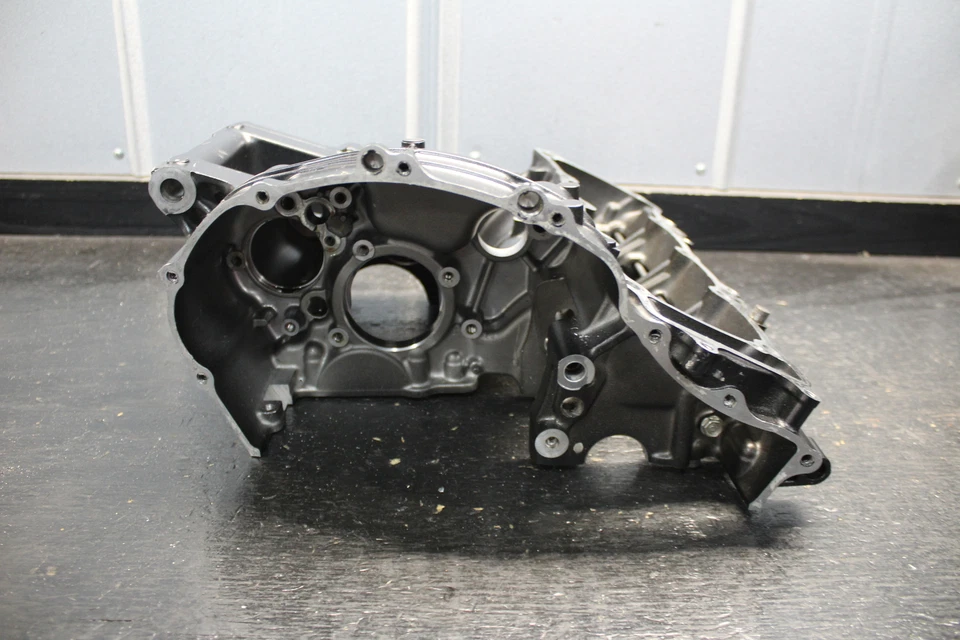 08-11 HONDA CBR1000RR CBR 1000 MOTOR CRANKCASE CRANK CASES BLOCK TOP HALF 2008 0 - Image 2 of 4