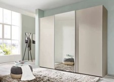 Eleganter 3-türiger Nolte-Schrank von Bo-Concept mit Spiegeltüre in der Mitte.