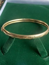 SOLID 9CT GOLD BANGLE 6.86g - Vintage 1981 Birmingham Engraved Hinged Bracelet