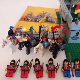LEGO 6080 ROYAL KING CASTLE KNIGHT MEDIEVAL KNIGHT MINIFIG lot