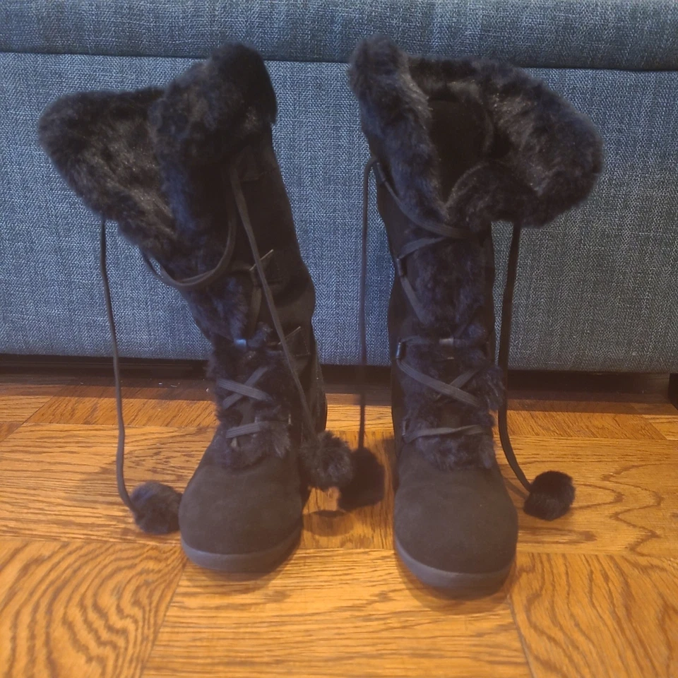 Bota alta de gamuza impermeable Sporto Megan con piel sintética negra 8,5 W Foto 2 de 4