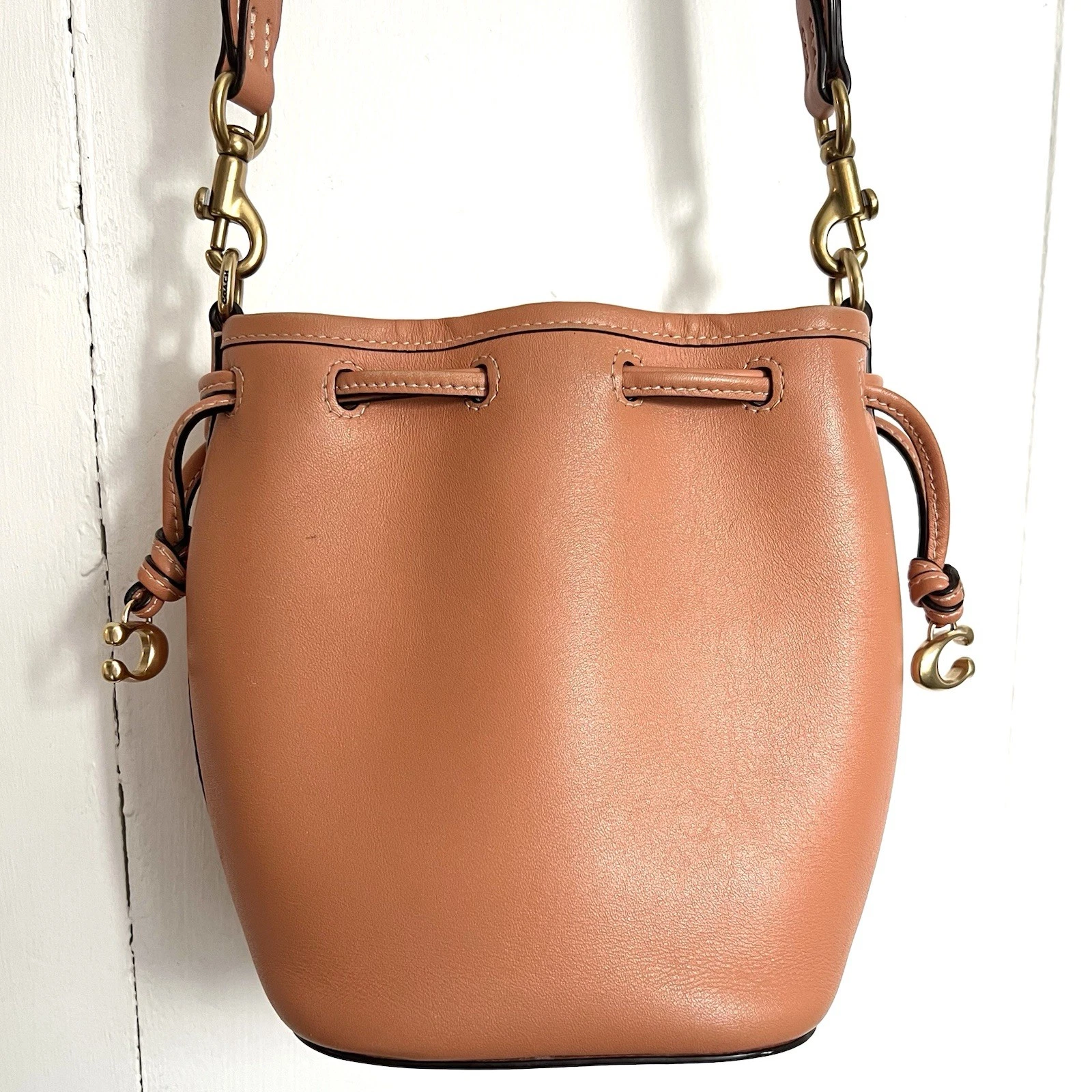 Borsa a secchiello Coach Camila arancione pelle conciata a guanto con coulisse tracolla CJ835