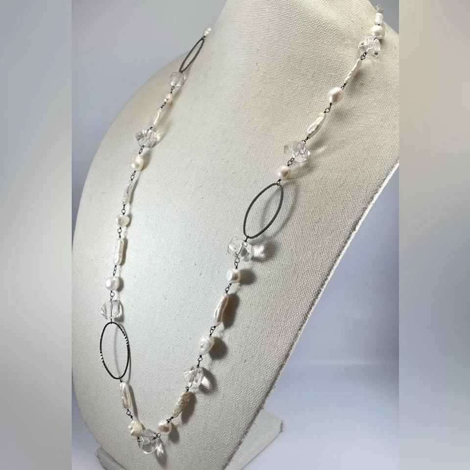 Collar de cadena de perlas blancas de agua dulce de cuarzo transparente con cuentas de bronce Foto 3 de 4