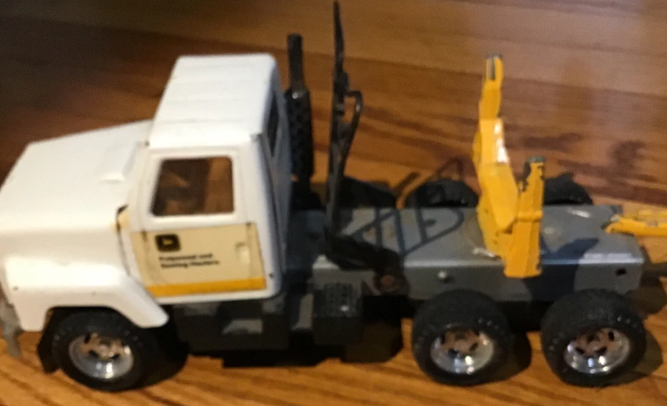 '81 Ertl John Deere тягач для целлюлозных пород и пилов, #3605 - Изображение 3 из 4