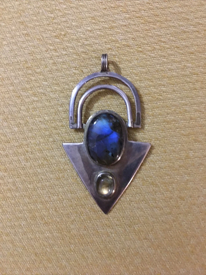 interessante ciondolo in argento punzonato 925 a forma di freccia con la pietra  - Immagine 3 di 4