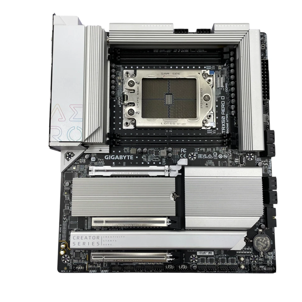 Placa madre Gigabyte TRX50 AERO D DDR5 RDIMM AMD Socket sTR5 e-ATX blanca Foto 2 de 4