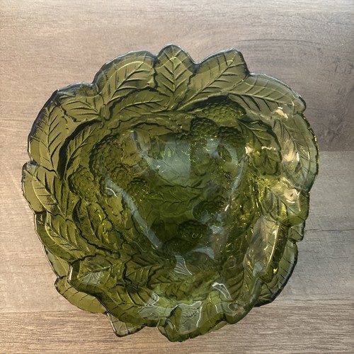 Vintage Set of 2 Olive Green Indiana Glass Serving Dishes with Embossed Berries - Picture 8 of 8