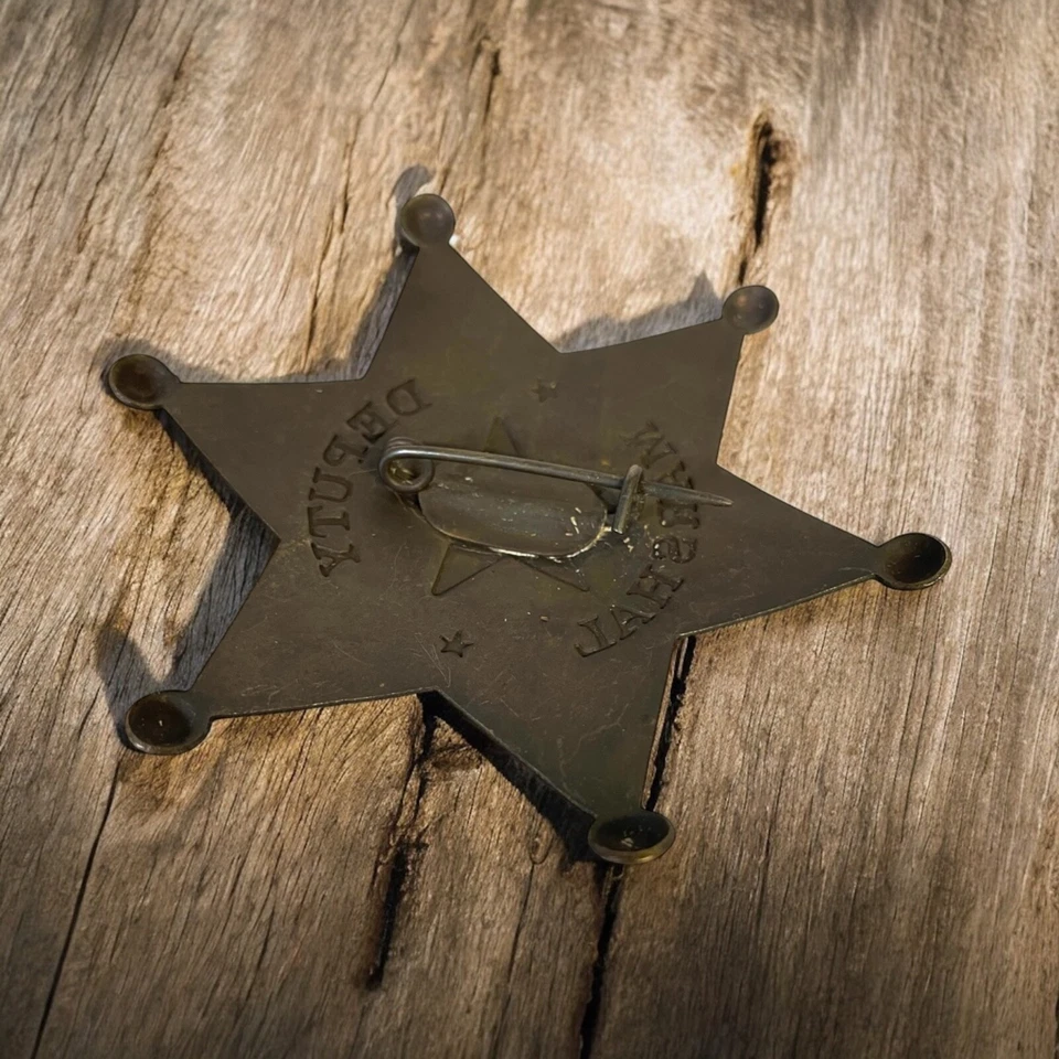 Insignia del Viejo Oeste Insignia Era Occidental Americana Estrella Vintage pátina Foto 2 de 2