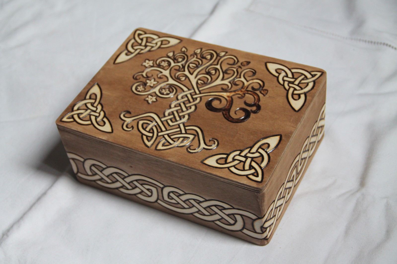 Boite en bois gravé Yggdrasil : coffret artisanal 4 saisons en chêne massif pour bijoux