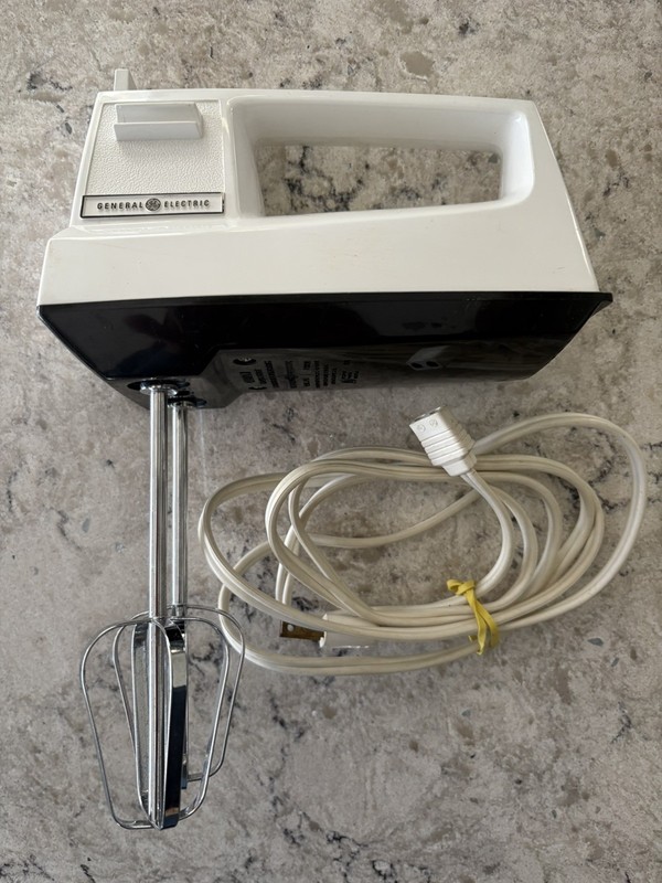 General Electric GE Black & White Hand Mixer Vintage 3 Speed #D1 M24 - Works!