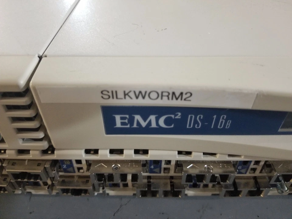 EMC DS-16B 16 Port Fiber Channel Switch with GBIC - Image 2 of 2