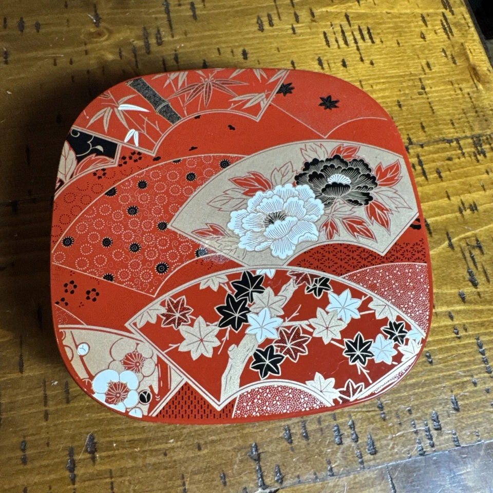 Caja de almuerzo Bento ventilador Sensu de laca roja japonesa de 6” de ancho Foto 3 de 4