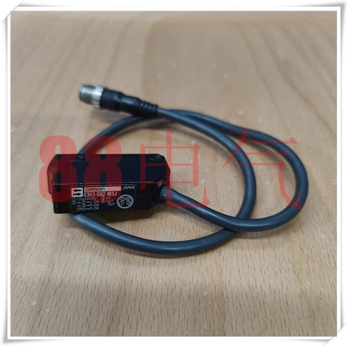 1pcs Used OMRON E3V3-D62-M3J photoelectric switch sensor