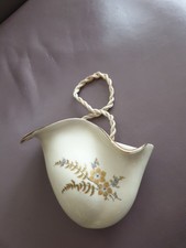 WANDVASE AUS ELFENBEINPORZELLAN  MIT BLUMENDEKOR  / 50-ER/ KRONESTER